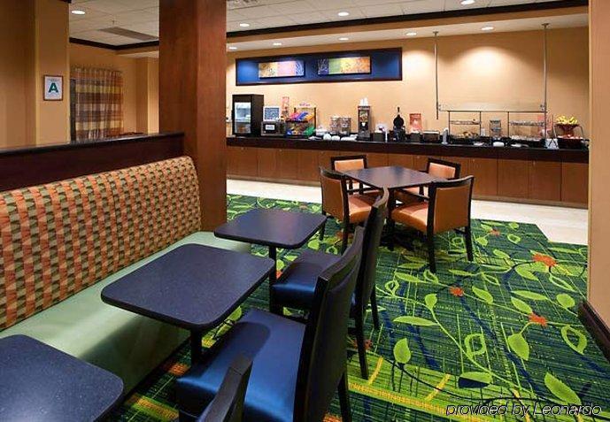 Fairfield Inn & Suites Louisville East Restoran gambar